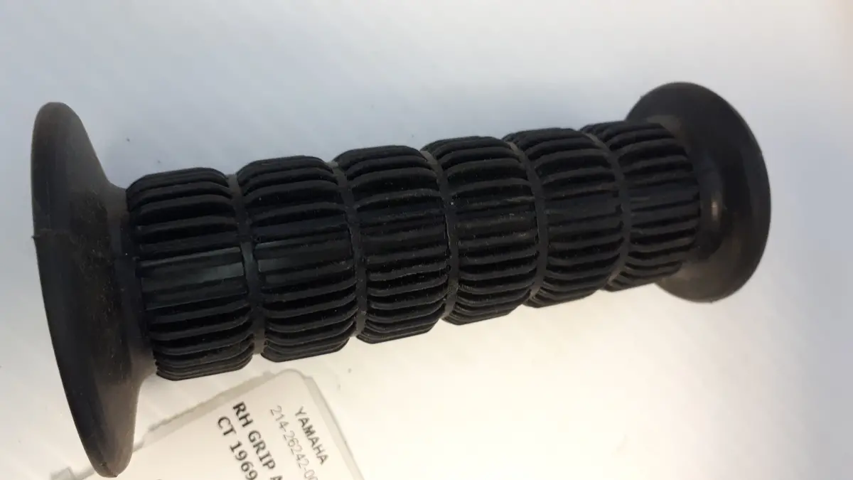 Yamaha Right Grip 214-26242-00 1