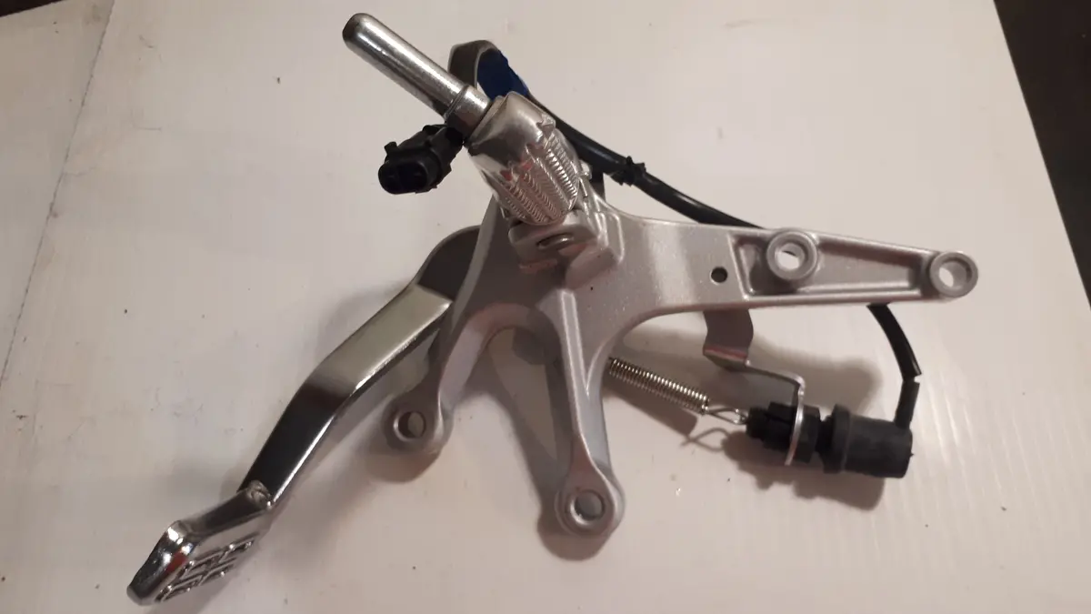 Yzf-R3 Right Footpeg And Bracket 1