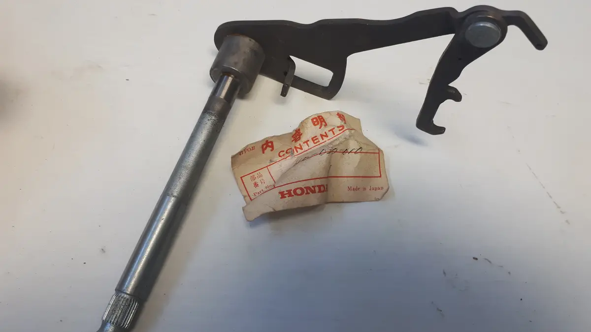 Ca200 Gear Shift Spindle 1