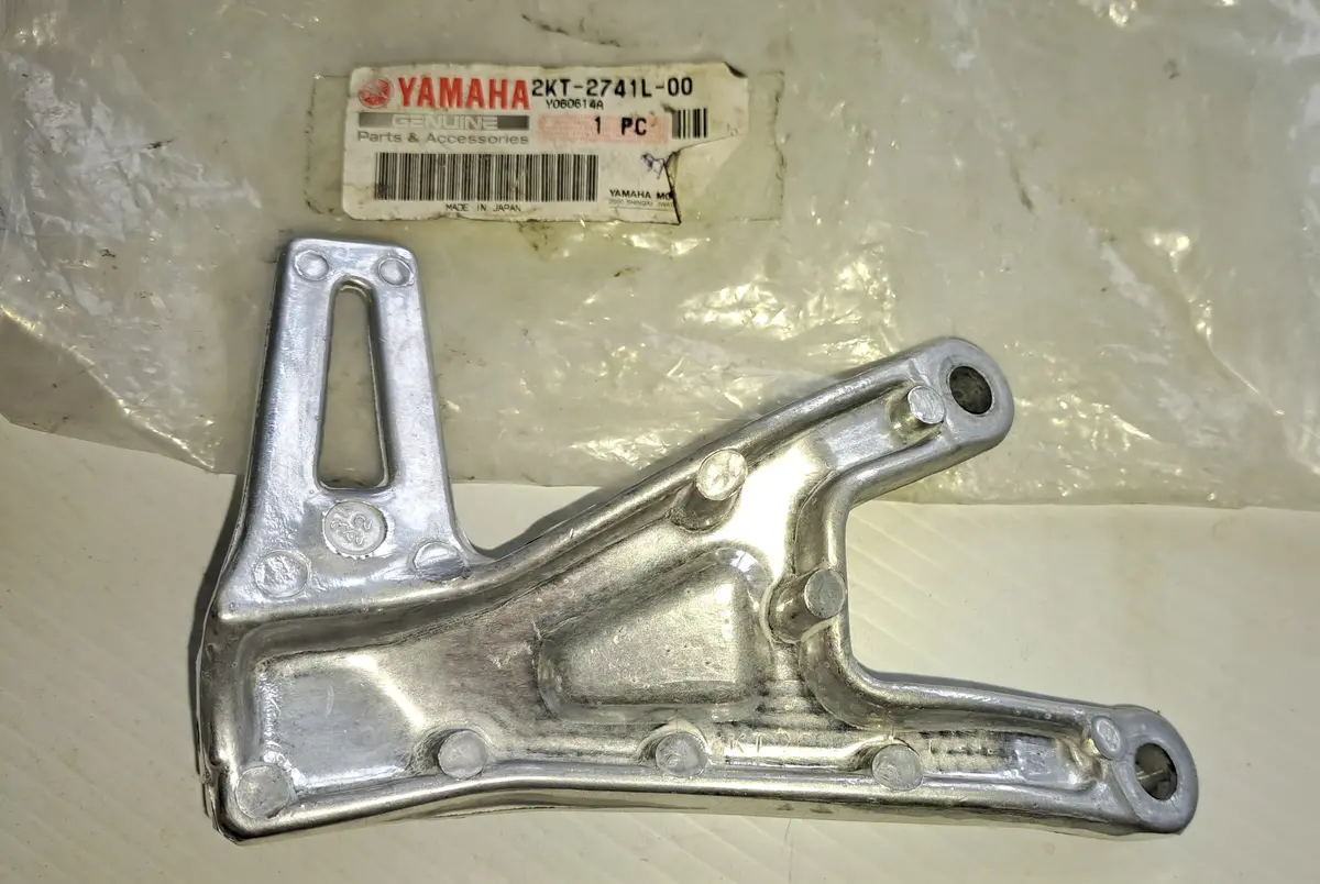 Fzr750 Left Footpeg Brackets 1