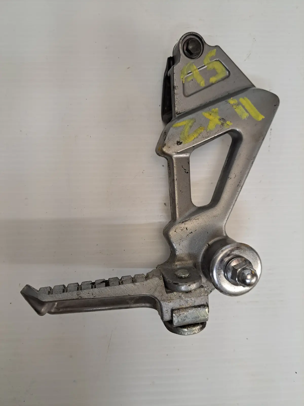 Zx-11 Right Rear Footpeg And Bracket 1