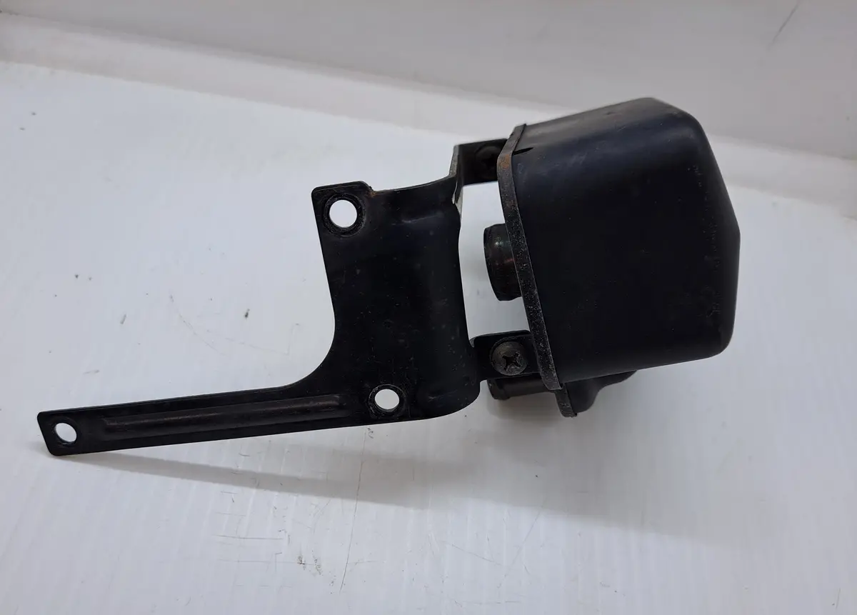 Road Star Xv1600 Air Cleaner Cap 1