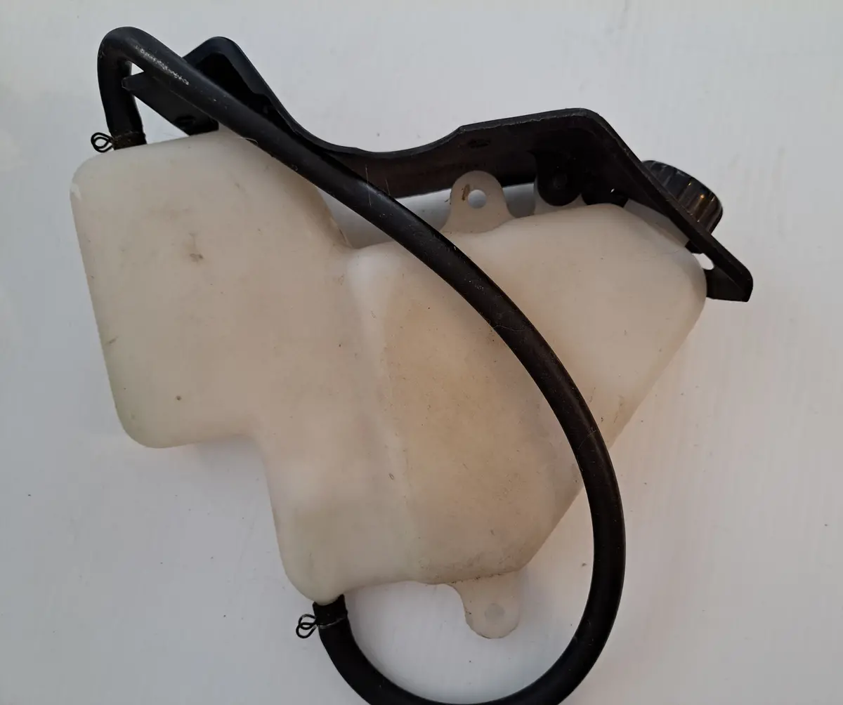 Zx-9R Coolant Reservoir 1