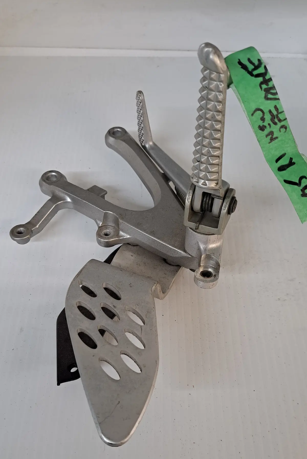 Yzf R1 Right Footpeg Bracket And Pedal 1