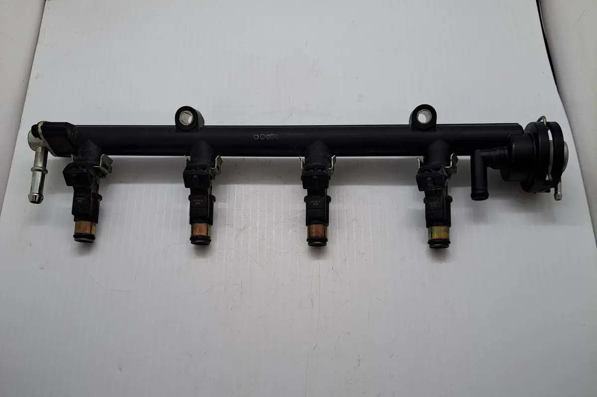 Triumph Tt600 Fuel Injectors/Rail 1