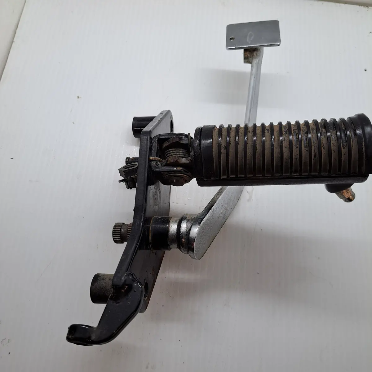 Vulcan 800 Right Foot Peg And Brake Pedal 1