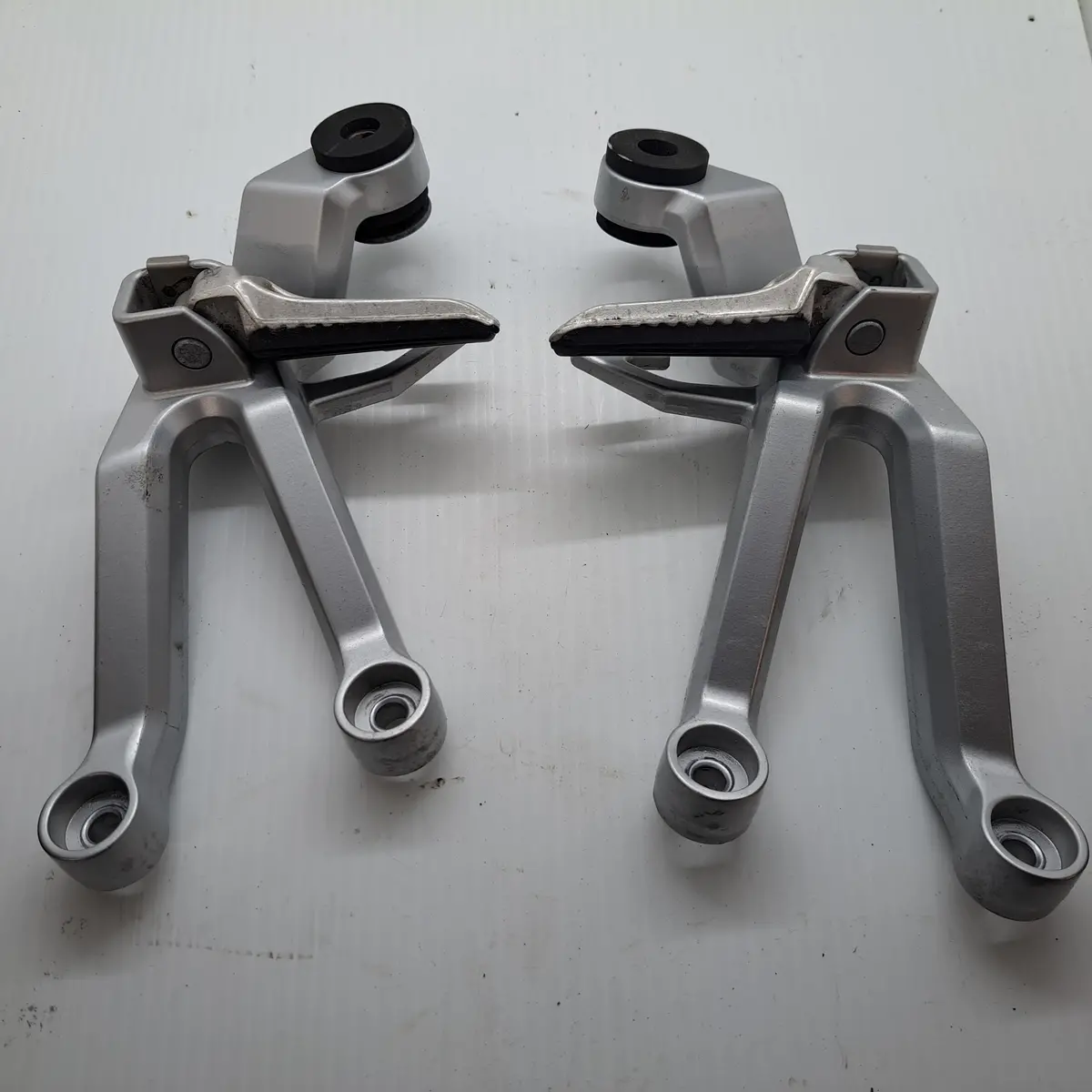 Sv1000 Passenger Footpegs And Brackets 1