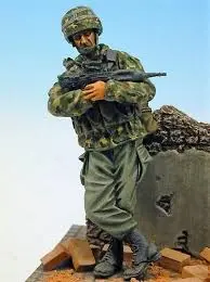 1:35 Modern British Infantryman Leaning With Sa80 1