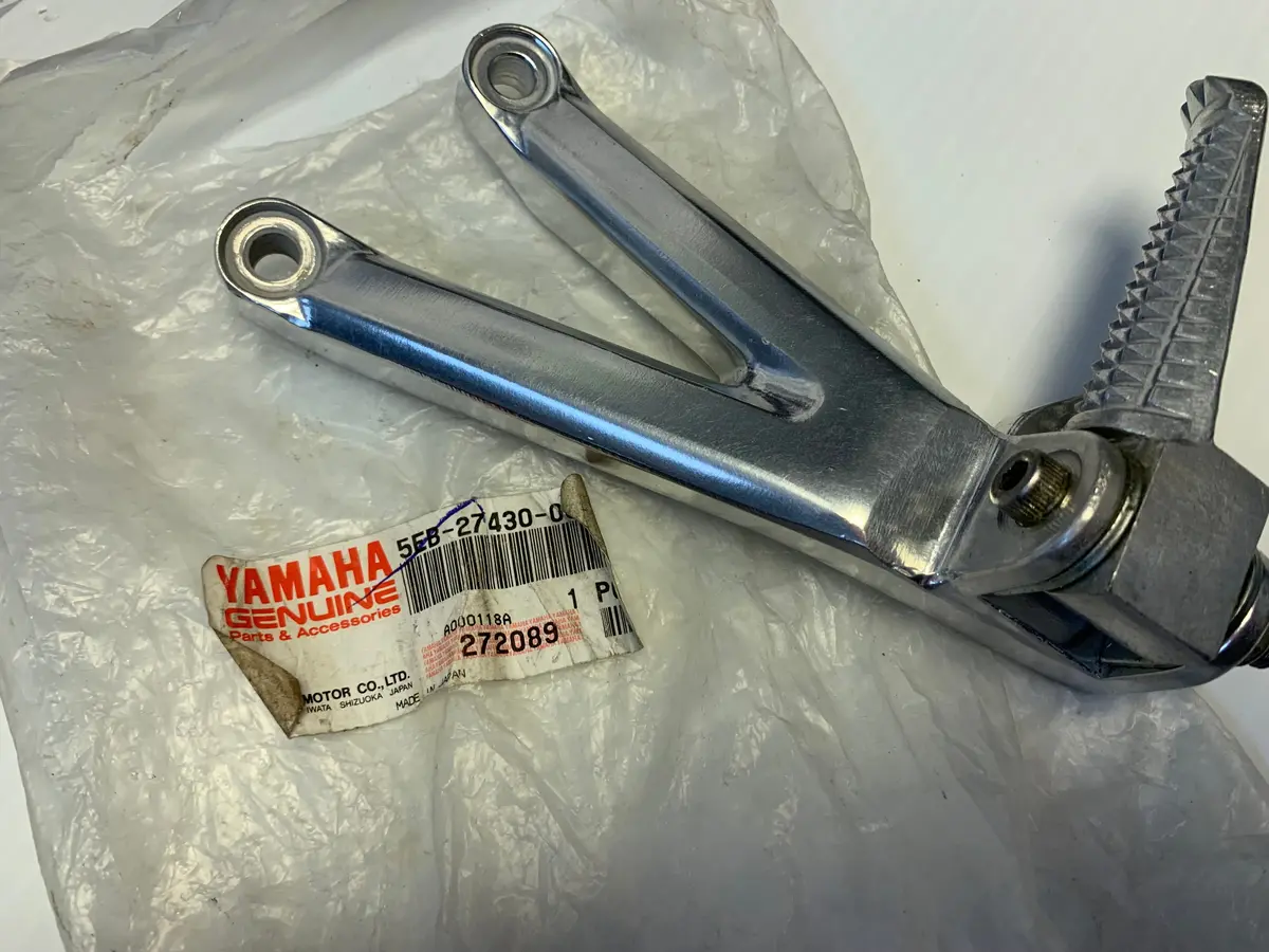 R6 Left Passenger Peg And Bracket 1