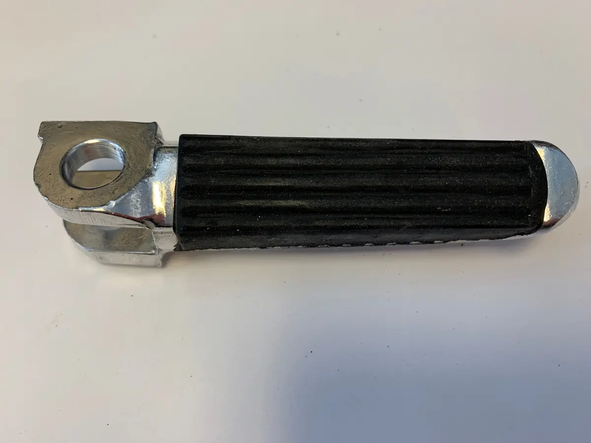 Suzuki Front Right Footpeg 1