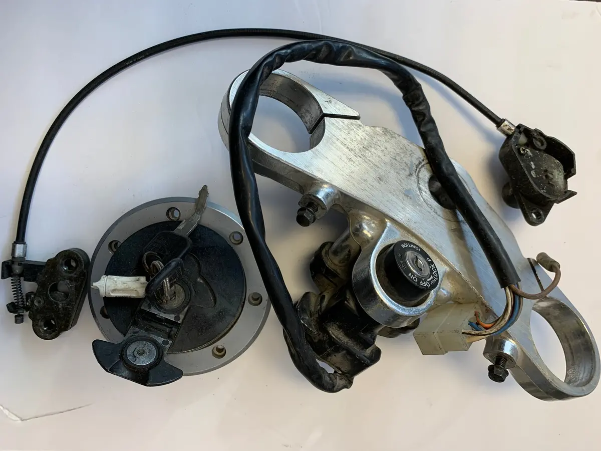 Zx-7R Lock Set With Fork Holder 1