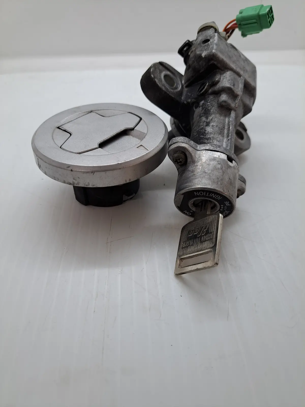 Suzuki M50 Blvd Ignition Switch / Gas Cap 1