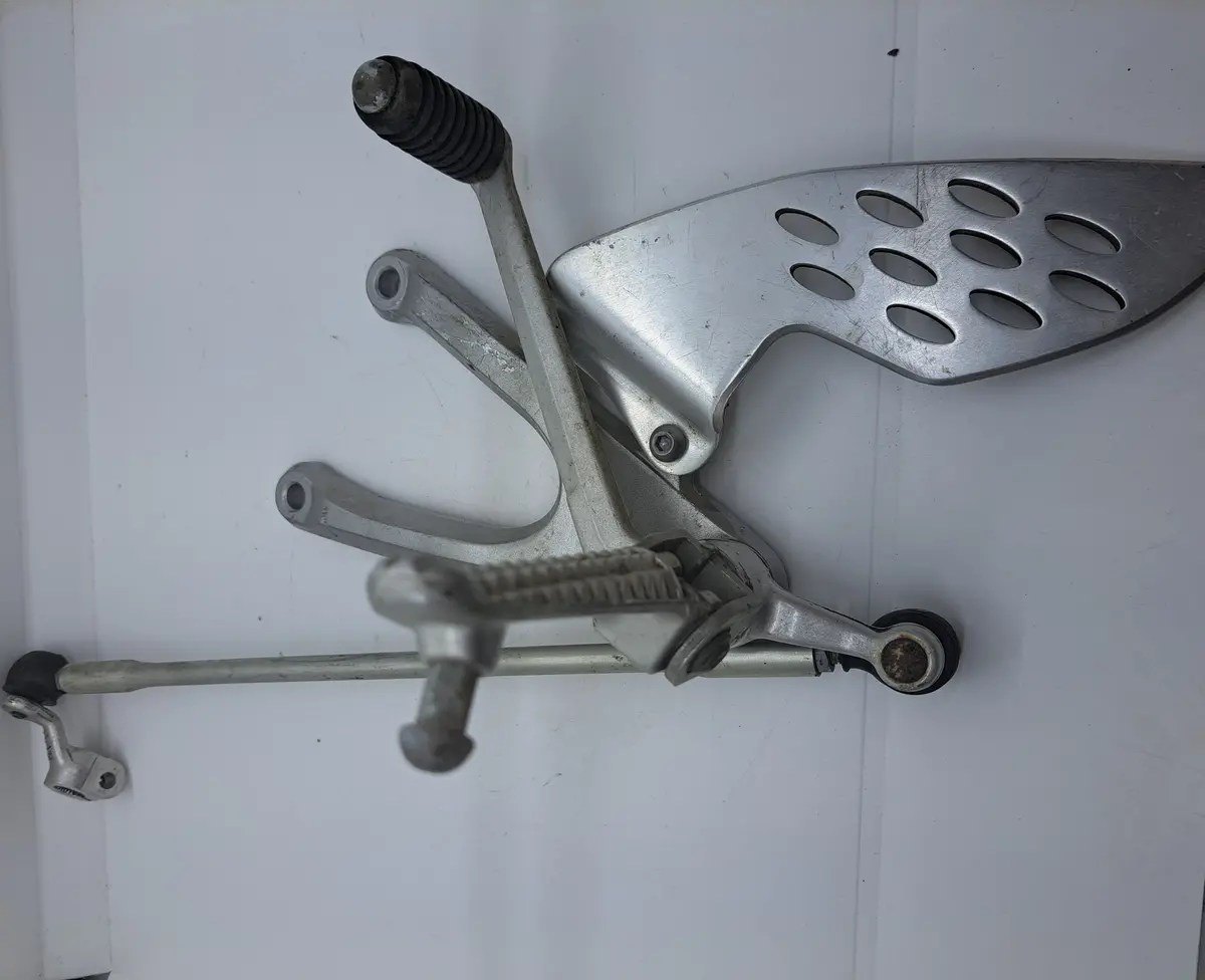 Yzf-R1 Left Footpeg And Bracket /Shifter 1