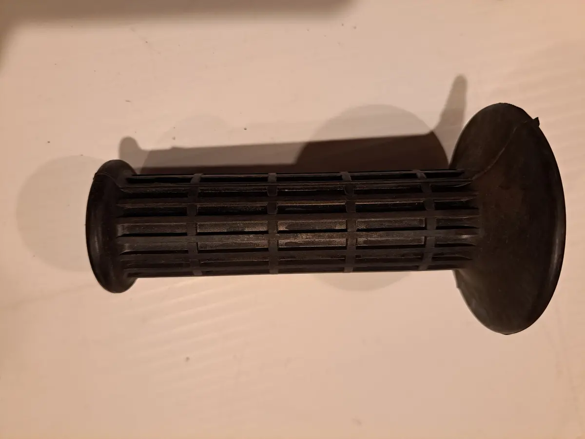 Vintage Left Yamaha Grip 1